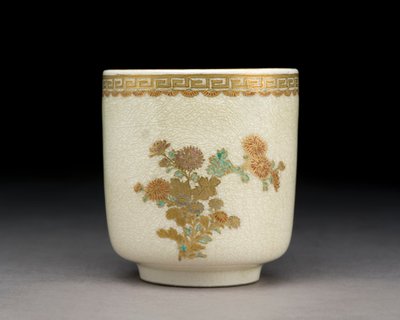 Tazza con crisantemi, Forno di Kumamoto, era Meiji, c.1900 da Tokozan